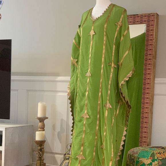Beautiful floor length green kaftan with embroidered handmade lampi triangles. - Picture 8 of 14